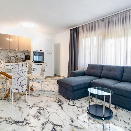 Two-Bedroom Apartment in Podstrana Buitenkant foto